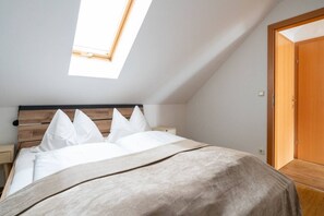 Schreibtisch, Bügeleisen/Bügelbrett, Reisekinderbett, WLAN
