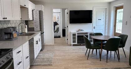 Mountain Views + Walkable + Laundry + King Bed+ 6 miles From Sequoia