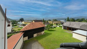 Une cour bordée de bâtiments, une pelouse et un ciel dégagé.