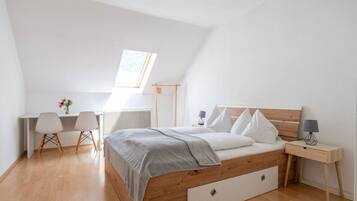 Schreibtisch, Bügeleisen/Bügelbrett, Reisekinderbett, WLAN