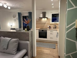 Eine moderne Wohnung mit Wohnzimmer, Küche und Essbereich.