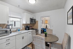 Private kitchen - Perfect 2-bedroom house in Rochester walking distance to UofR and hospitals (Rochester)