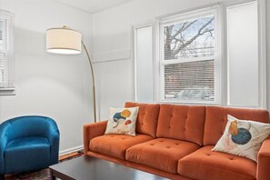 Living area - Perfect 2-bedroom house in Rochester walking distance to UofR and hospitals (Rochester)