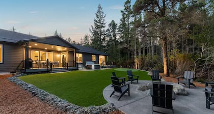 Bandon's Trail House, 2 minutes to Bandon Dunes Golf Resort, Hot Tub, Fire Pit