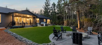 Bandon's Trail House, 2 minutes to Bandon Dunes Golf Resort, Hot Tub, Fire Pit
