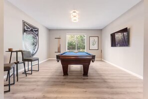 Game room - Bandon's Trail House, 2 minutes to Bandon Dunes Golf Resort, Hot Tub, Fire Pit (Bandon)