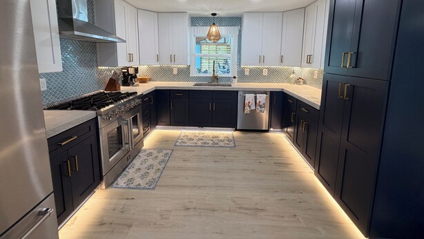 A modern kitchen with dark cabinets, stainless steel appliances, and a patterned backsplash. - Modern Lakefront Getaway ,Family Friendly & Relaxing (Keystone Heights)