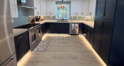 Modern Lakefront Getaway ,Family Friendly & Relaxing