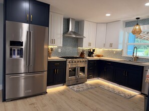 Private kitchen - Modern Lakefront Getaway ,Family Friendly & Relaxing (Keystone Heights)