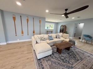 Living area - Modern Lakefront Getaway ,Family Friendly & Relaxing (Keystone Heights)