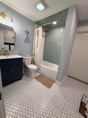 Bathroom - Modern Lakefront Getaway ,Family Friendly & Relaxing (Keystone Heights)