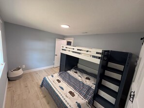 Room - Modern Lakefront Getaway ,Family Friendly & Relaxing (Keystone Heights)