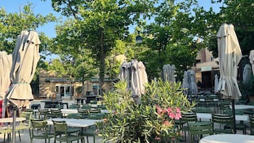 Apartment | Outdoor dining