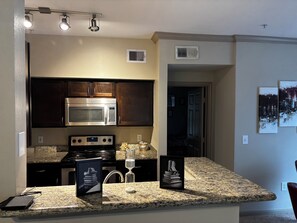 Private kitchen - 2-bedroom apartment in charming Houston with AC and fitness room (Houston)