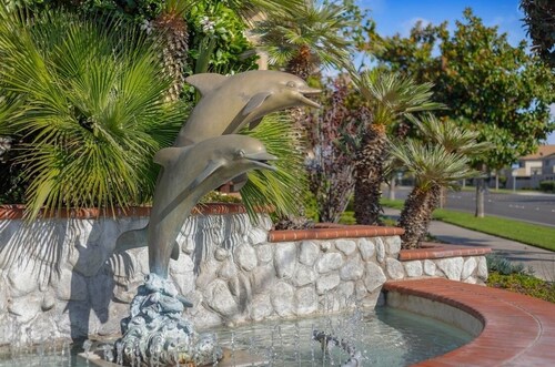 Spacious, 2-bedroom condo with full kitchen, AC, Wifi, gym, pools and hot tub.