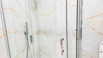 Apartamento, vistas al jardín | Baño | Toallas