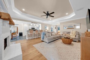 Smart TV, fireplace, video games - Fairhope Coastal Cottage I Pool, Game Room & Coastal Charm (Fairhope)