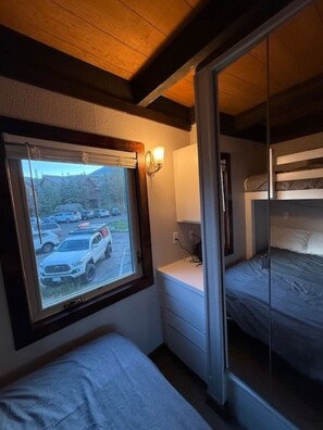 2 Schlafzimmer, Schreibtisch, Bügeleisen/Bügelbrett, kostenloses WLAN