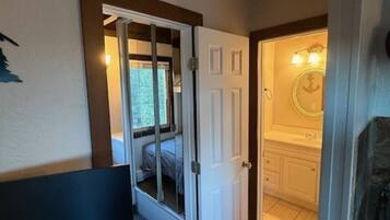 2 bedrooms, desk, iron/ironing board, free WiFi