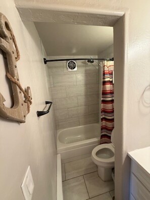 Haartrockner, Handtücher, Seife, Shampoo