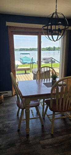 Super cute  2-bedroom cottage with breathtaking views of Big Chapman Lake