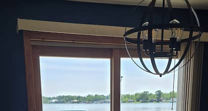 Super cute 2-bedroom cottage with breathtaking views of Big Chapman Lake