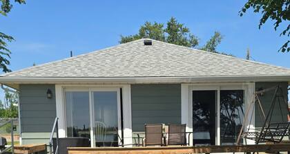 Super cute 2-bedroom cottage with breathtaking views of Big Chapman Lake