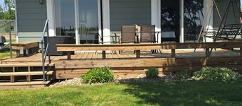 Super cute 2-bedroom cottage with breathtaking views of Big Chapman Lake