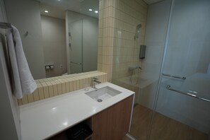 Superior Double Room, Ocean View | Bathroom | Hair dryer, slippers, bidet, towels - Cliffbeach Resort&Pool Villa (Yangyang)