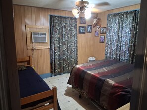 2 bedrooms, free WiFi, bed sheets - Cabin 1 at the Lake, at Monterey Park an boat launch area (Zavalla)