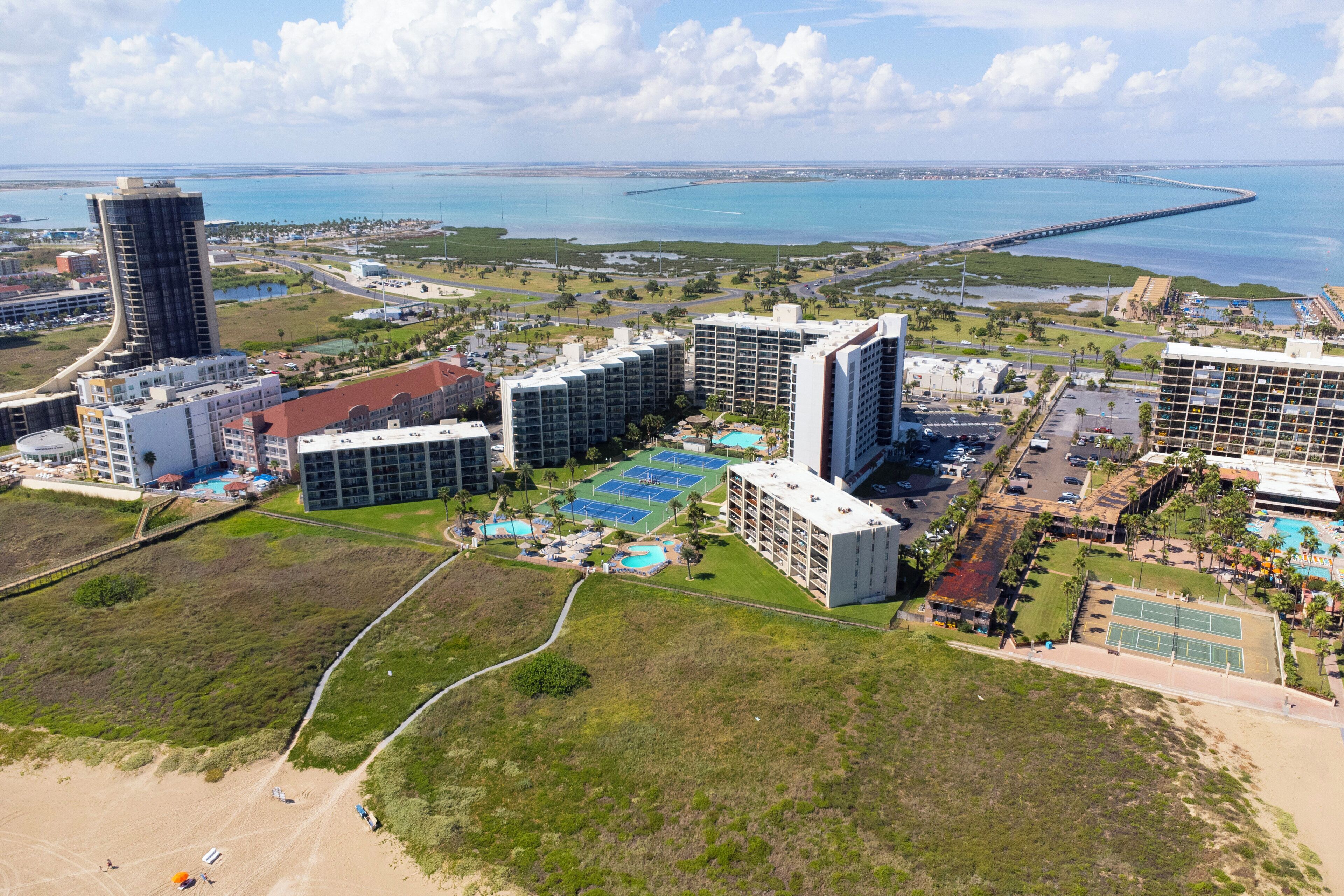 Une station balnéaire dotée de nombreux immeubles de grande hauteur, d’une plage et d’un port de plaisance.