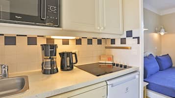 Apartment | Private kitchen | Cleaning supplies