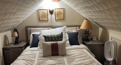 Charming 1 Bedroom cabin with sofa sleeper on 16 Acres, Quite and peacefuL