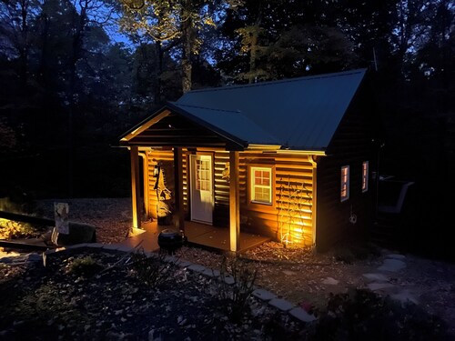Charming 1 Bedroom cabin with sofa sleeper on 16 Acres, Quite and peacefuL