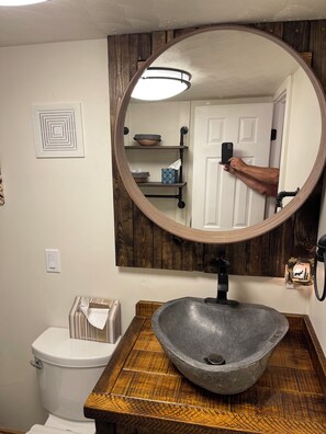 Bathroom - Charming 1 Bedroom cabin with sofa sleeper on 16 Acres, Quite and peacefuL (Salem)