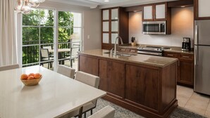 A modern kitchen with a central island, stainless steel appliances, and a dining area with a view. - Florida Holiday! 1 Bedroom, 1 Bath Villa - Marriott’s Lakeshore Reserve, Orlando (Orlando)
