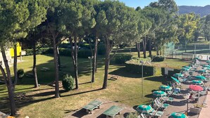 A park with picnic tables, a ping pong table, and umbrellas. - Stunning Family Retreat Near Cinque Terre for 6 (Luni)