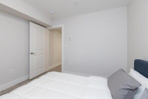 Tabla de planchar con plancha, wifi y ropa de cama 