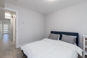 Tabla de planchar con plancha, wifi y ropa de cama 