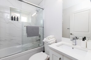 Secador de pelo, toallas, jabón, papel higiénico
