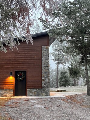 Exterior - Mountain modern cabin on 9 acres of forest with lake views & close to town. (Lakeside)