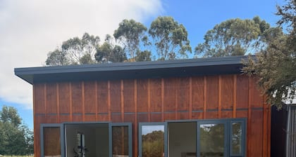 Tranquil Tūī Pond Cottage located in peaceful rural setting close to Whanganui.