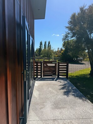 Property grounds - Tranquil Tui Pond Cottage located in peaceful rural setting close to Whanganui. (Fordell)