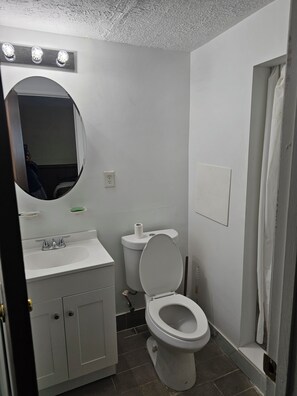 Toalhas de banho, sabonete, papel higiênico 