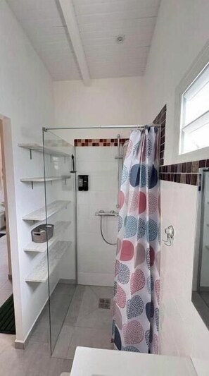 Shower, towels, soap, shampoo - Bungalow NANA - Comfort, calm and private terrace near CHU and airport (Les Abymes)