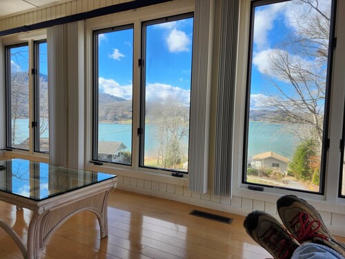 3-bedroom cottage with dock at Lake Chatuge in Hiawassee, views from every room
