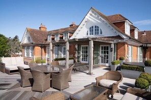 Outdoor dining - Chewton Glen Hotel and Spa (New Milton)