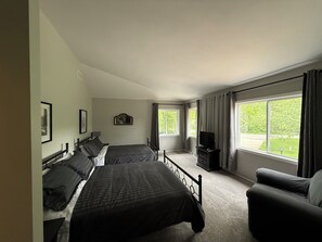 Room - Spacious villa in Cannon Falls on a scenic river with nature views. (Cannon Falls)
