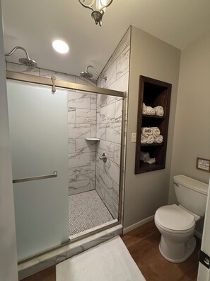 Bathroom - Spacious villa in Cannon Falls on a scenic river with nature views. (Cannon Falls)