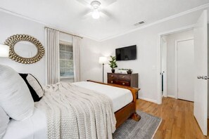 Desk, iron/ironing board, WiFi, bed sheets - Midtown Luxury | 10 min to Ft. Benning (Columbus)